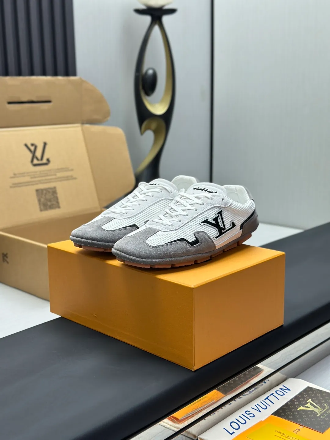 👟👟Ex-factory price 680👟👟 (Top version fully packaged) LV Louis Vuitton L Family Donkey Brand Latest Rally Series Mesh Casual Sports Shoes Doudou Shoes Original purchase, development and production This LV Rally sports shoe is made of suede cow leather and mesh fabric, and a rubber pad outsole is incorporated into the driving shoe configuration, making it a modern choice that is both comfortable and light. The LV letters on the side, the handwritten Louis Vuitton logo on the rear, and the Vuitton logo on the tongue and outsole jointly brand the brand mark. Exquisite packaging at the delivery counter🛍📦 ▪️Fabric: Original customized imported mesh + cowhide ▪️Inner lining: Original customized breathable mesh lining ▪️Outsole: Original molded anti-slip rubber material ▪️Sole thickness: 2CM ▪️Size: Men's 39-45
